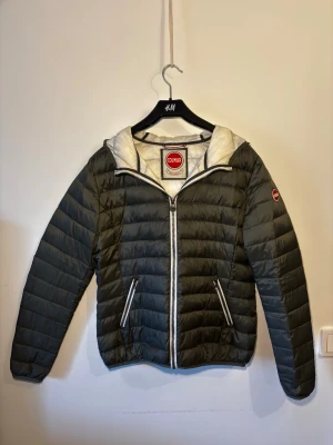 Colmar Jacka - Skick: 9/10 | Nypris +- 5000 sek | Storlek S/M I Hör gärna av dig om du har nagra fragor!