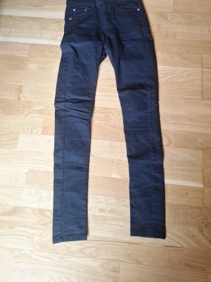 Mörkblå skinny jeans Bik Bok XS - Säljer ett par mörkblå skinny jeans från Bik Bok i storlek XS. Jeansen har klassisk femficksdesign, smal passform och använts max två gånger