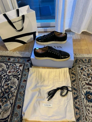 Mörkblåa lanvins (🥵) - Säljer nu mina väldigt eftertraktade lanvins då jag helt enkelt lite har tröttnat på dem. Storlek UK 9 vilket motsvarar ~ 43 -44,5 (passar mig som har ca 44. Medkommer: dustbag, skolåda, extrasnören, NK påse. Köpta på NK i Göteborg. Det är ett mycket bra skick och inga större defekter! Använda i några månader och är väldigt välvårdade, mockan är också i bra skick och den har inte stelnat förutom på ett litet ställe på högra skon. Bara att höra av er vid minsta lilla fundering!