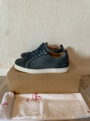 Christian Louboutin  - Skorna är i nyskick! Storlek 42 men passar lätt 43-43.5! Nästintill all og🤩