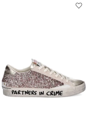 Glittriga sneakers från Crime London - Säljer skor från Crime london, nästan helt oandvända och i mycket bra skick. Säljer då de inte kommer till användning. Skriv för egna bilder, eller vid intresse! 🩷 priset kan diskuteras