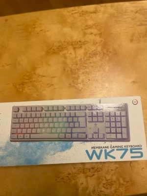 WK75 Membran Gamingtangentbord - Säljer ett WK75 membran gamingtangentbord i vitt med RGB-belysning. Tangentbordet har en stilren design med numerisk del och tydliga symboler på tangenterna. Perfekt för gaming eller vardagsbruk, kopplas in med USB. Levereras i originalkartong.