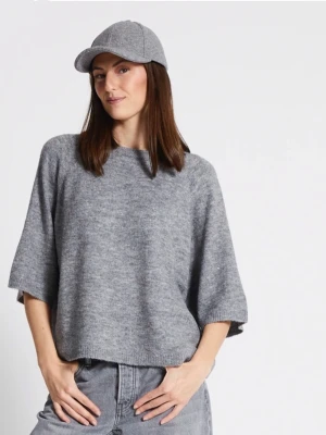 Grå oversized stickad tröja - Snygg grå oversized stickad tröja med halvlånga ärmar och rund hals. Tröjan har en avslappnad passform och är tillverkad i mjukt material som ger en casual look. Perfekt att matcha med jeans för en enkel stil.