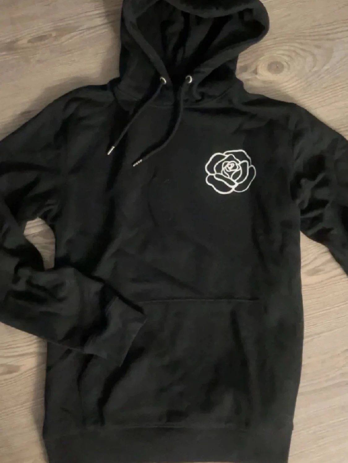 Svart hoodie med ros och text