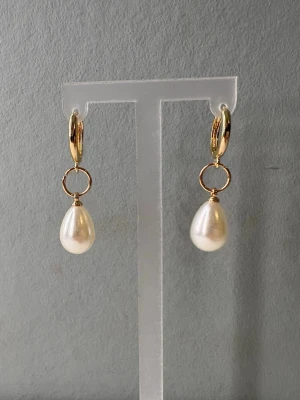 Pearl drop örhängen guld - Snygga örhängen i rostfritt stål. Kontakta gärna vid frågor!🌟