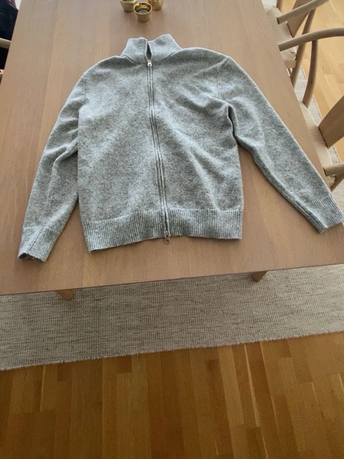 Ljusgrå full zip kofta med hög krage