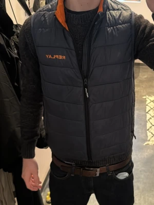 Mörkblå väst från Replay - En väldigt unik mörkblå väst från replay i storlek s men passar bäst om du är 170-175 lång😊, hör av er vid minsta funderingar!