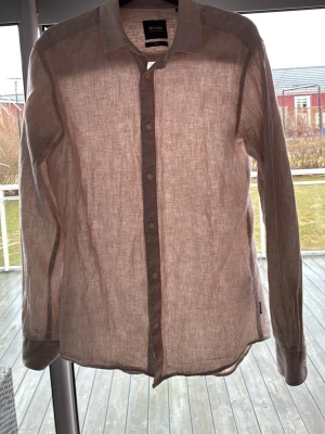 Beige linneskjorta från only & sons - Säljer en stilren beige skjorta från only & sons i svalt linnematerial. Skjortan har klassisk krage, långa ärmar och knappar framtill. Perfekt för dig som gillar en enkel och tidlös look.