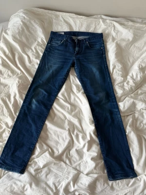 J Lindberg Jeans 34/34 (mindre i storlek) - Tja, säljer dessa snygga J Lindberg jeans. Dom är sitter ungefär som ett par dondup George om ni testat dom. Dvs slim fit. Jag är vanligtvis 33 i jeans och dessa sitter perfekt trots att de står 34/34. Skulle säga att dom sitter som ett par 33or! Dom är i fint skick och inget att klaga på.  Nypris 1800kr. Mitt pris: 399 vilket är väldigt billigt 