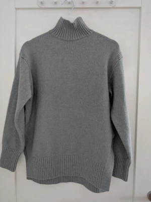 Grå stickad polotröja - Grå stickad polotröja från h&m, mysigt och varm. 