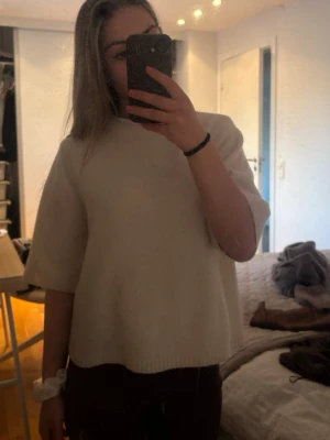 Vit stickad tröja med kort ärm - Säljer en enkel och stilren vit stickad trekvarts tröja med rund hals och korta ärmar!! tröjan är i gott skick💖 Hör av er för mer frågor 