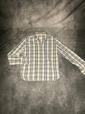 Skjorta - Säljer denna fina flanell skjortan, riktigt bra skick och nästan oanvänd! Om ni har funderingar skriv gärna!