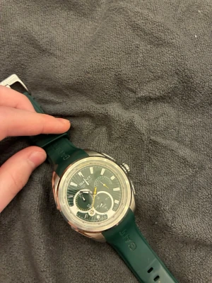 GANT klocka chronograph  - Jag säljer denna discontinued GANT chronograph, klockan är gammal och tickar inte längre och jag har ej orken för att fixa det. (Japanese movement) Priset går att diskutera. Den är lite smutsig och har några små små repor men relativt oanvänd. Köpt för 1800, låda medföljer ej. 