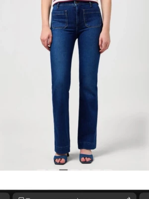 Blå bootcut jeans från Wrangler - Snygga blå bootcut jeans från Wrangler. Jeansen har stora fickor fram och klassiska bakfickor med Wrangler logga. Tillverkade i stretchig denim för skön passform.