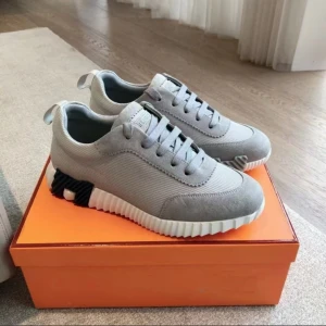 Bouncer sneakers  - OBSom du vill se hela bilden klicka på den!  Ett par helt nya grå vita h bouncer sneakers, skorna kommer med låda och är en riktigt nice färg nu för sommarn! Vid frågor så är de bara att skriv😀
