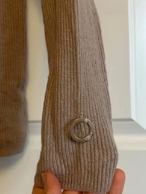 Beige ribbstickad tröja STOCKH LM - Beige ribbstickad tröja från MQ märket STOCKH LM, strl XS