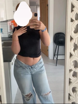 Baggy ljusblå jeans med slitningar - Säljer ett par baggy jeans i ljusblå färg med lite hög midja och slitna hål på knäna, har ej gjort hålen själv, byxorna var så när jag köpte de, jeansen har inga fläckar eller skador, det är storlek L men passar mig som har S i storlek på jeans. 