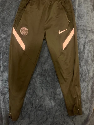 Psg nike byxor - Snygga psg byxor som är både rosa lch svart väldigt fint
