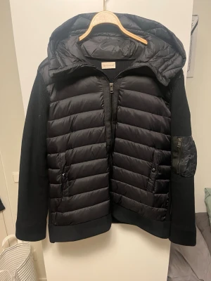 Moncler cardigan  - Moncler cardigan passar dig perfekt som är runt 190+ 85kg+