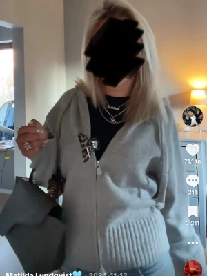Grå hoodie med dragkedja och huva - Snygg grå hoodie med dragkedja och huva. Hoodien har ribbade muddar och midja ifrån Zara.