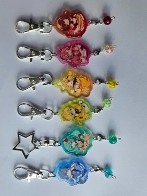 Vocaloid Nyckelringar (Bundle) - 6st vocaloid Nyckelringar säljs som Bundle. Perfekt för cosplay, en kompis grupp eller om man själv gillar att samla! ✧⁠*⁠。