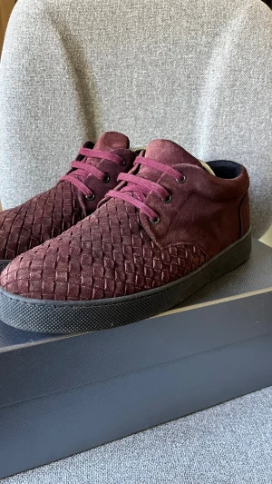 Bottega veneta sneakers - Säljer mina Bottega sneakers som inte säljs längre skorna är i bra skick och har inte mycket täcken på användning förutom att sulan är lite smutsig