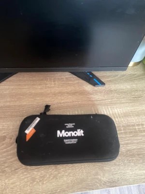 Monolit benskydd med fodral - Säljer ett par svarta benskydd från Monolit med tillhörande svart fodral. Benskydden har en smidig och ergonomisk form och är tillverkade i plast med ventilerande hål. Perfekt för dig som spelar fotboll och vill ha bra skydd.