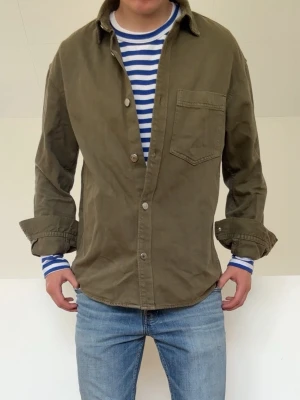Olivgrön overshirt  - Olivgrön overshirt i strl M. Bra skick och hör gärna av er vid frågor elr funderingar!!