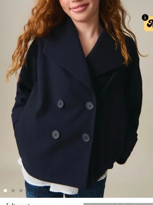 Blå kappa från Gina Tricot  - Nopprig men fortfarande fin!💙
