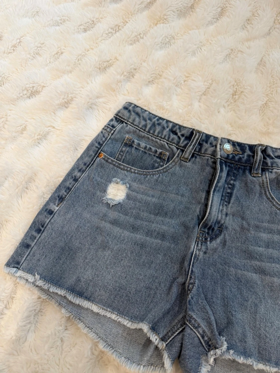 Blå denimshorts med fransig kant - 2