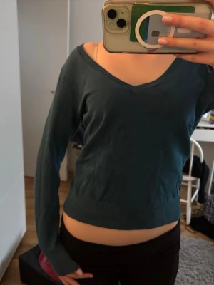  V-ringad tröja - Mörkgrön tröja med v-ringning och långa ärmar. Mammas gamla från tidigt 2000-tal. Färgen är en blandning mellan blå och grön