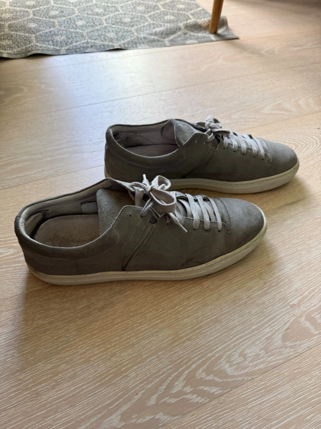 Jim Rickey Grå mockasneakers med vit sula - 1