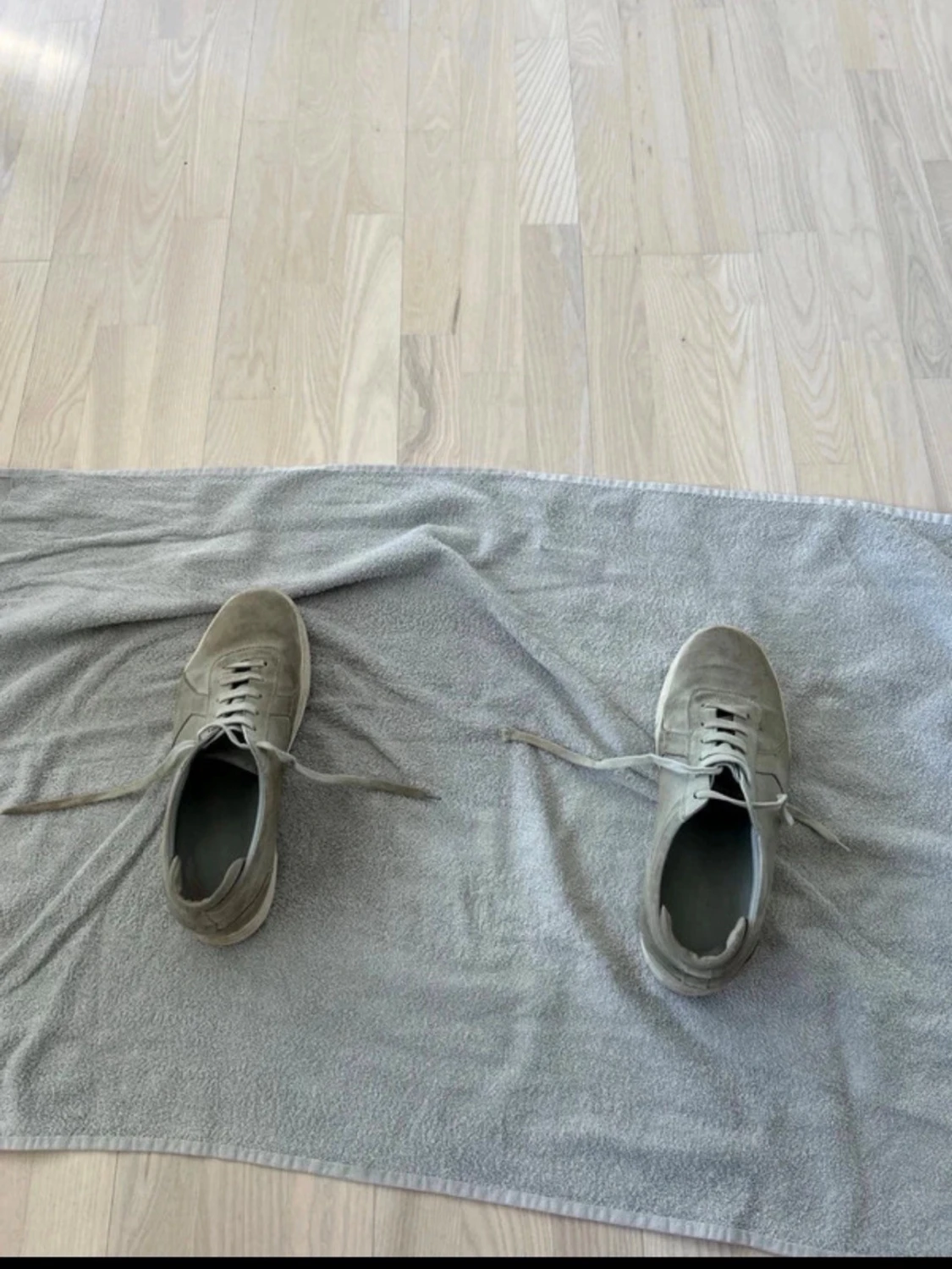Gråa sneakers från axel arigato - 1