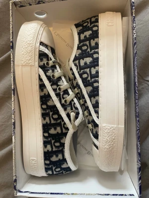 Dior sneakers dam - Jätte fina!!! nytt skick skorna är oanvända, färgen är blå vit och alla orginal tillbehör ingår som syns på bilderna. Skorna går verkligen att matcha till allt. Storleken är 38 och dom är en normal 38. Säljer då dom tyvärr inte passade mig😒