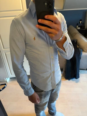 Ljusblå Ralph Lauren skjorta - Säljer en riktigt snygg Ralph Lauren skjorta i storlek Xs(ca 162-176 cm lång)passform slim fit. Skriv gärna om du har några frågor. Pris går att diskutera.
