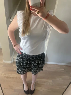 Blommig svart kjol  - Super fin kjol från Ullared. Storleken är 170, känns som S/M. Använd fåtal gånger. Får inte användning av den längre, därför säljer jag den🤍🤍
