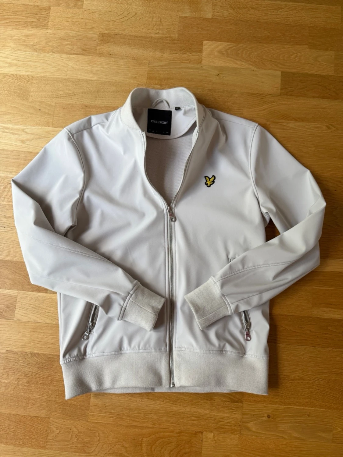 Vit bomberjacka från Lyle & Scott