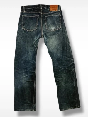 Momotaro Selvedge Jeans - Säljer ett par selvedge Momotaro Jeans W30/29 med snygga fades, sitter straight. Mått: Midja: 37 cm Ytterbenslängd: 97 cm Ben öppning: 20 cm Skriv vid vidare funderingar!​​​​​​​​​​​​​​​​