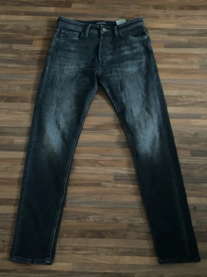 Jack&jones jeans - Säljer jeansen då dom kom aldrig till användning! Det är 29x32 jack and jones mörkgrå erik tapered fit! väldigt snygga!✅.  frakt görs vis postnord spårbar leverans och betalning görs på swish!