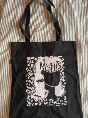 Misfits totebag - Diy screen print misfits totebag🍸🖤 tvättas i max 40 grader. 
