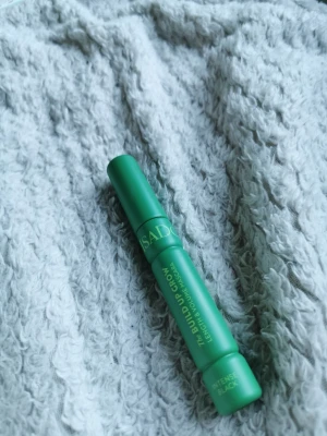 Isadora Build Up Mascara Intense Black - Grön tub med Isadora Build Up Mascara Extra Volume i färgen Intense Black. Snygg och stilren design, perfekt för att ge fransarna extra volym och längd. Praktisk och lätt att ta med i sminkväskan.