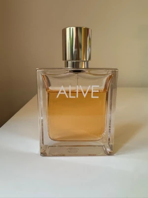 Alive parfym från Hugo Boss - Hugo Boss Alive EDP 50ml. Använd, ca 70% kvar. Fruktig och elegant vardagsdoft.