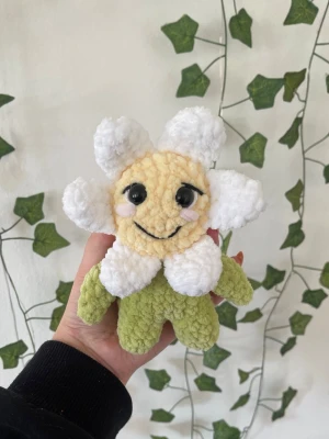 Virkad blomfigur - Handvirkat i mjukt polyester garn! Perfekt som gosedjur eller present!