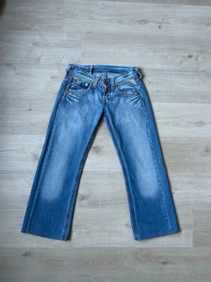 Ljusblåa Replay Straight Fit Jeans Storlek W29 L34 - Mycket fina replay Jeans i blå färg. Jeansen är i mycket bra skick och sparsamt använda. |  Äkta som allt annat jag säljer! ✅ |  Storlek: W29 L34 (Korta i längd). | Skick: Mycket Bra Skick - har blivit lagad bredvid bakpatchen (SE SISTA BILD) | Färg: Blå | Märke: Replay | Modell: Jeans |   Hör gärna av dig vid frågor så svarar jag så fort jag kan! 😁 |