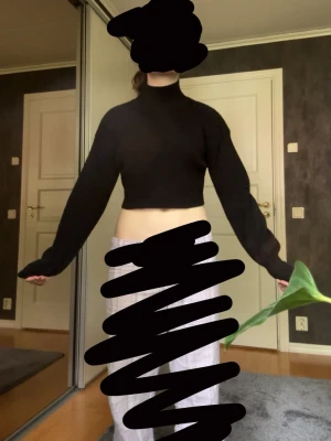 Svart cropped stickad polotröja - Svart stickad croppad polotröja med långa ärmar och ribbad struktur