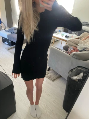 Svart ribbad långärmad klänning - Svart ribbad långärmad klänning med utsvängda armar. Storlek xs och använd fåtal gånger💕från stradivarius 
