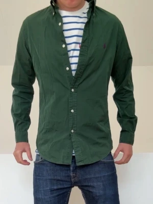 Olivgrön Ralph Lauren skjorta - Olivgrön Ralph Lauren skjorta i mycket bra skick. Sitter i strl S och hör gärna av er vid frågor elr funderingar!!