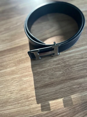 Blått H bälte  - Du får ett blått H bälte som är riktigt fräscht och i bra skick. Du får det för endast 249 kronor! Jag skickar snabbt, inom 24h! Pris går att diskuteras vid snabb affär!!