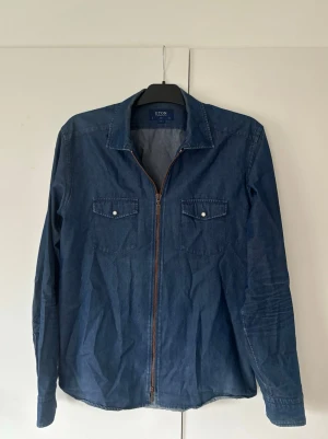 Eton overshirt herr M - Helt otrolig eftertraktad och trendig marinblå Eton overshirt i storlek M säljes. Utmärkt skick som ny och inga som helst defekter. Sjukt snygg på och grym passform och väldigt unik perfekt nu till sommaren! Tveka inte vid minsta fråga eller fundering!