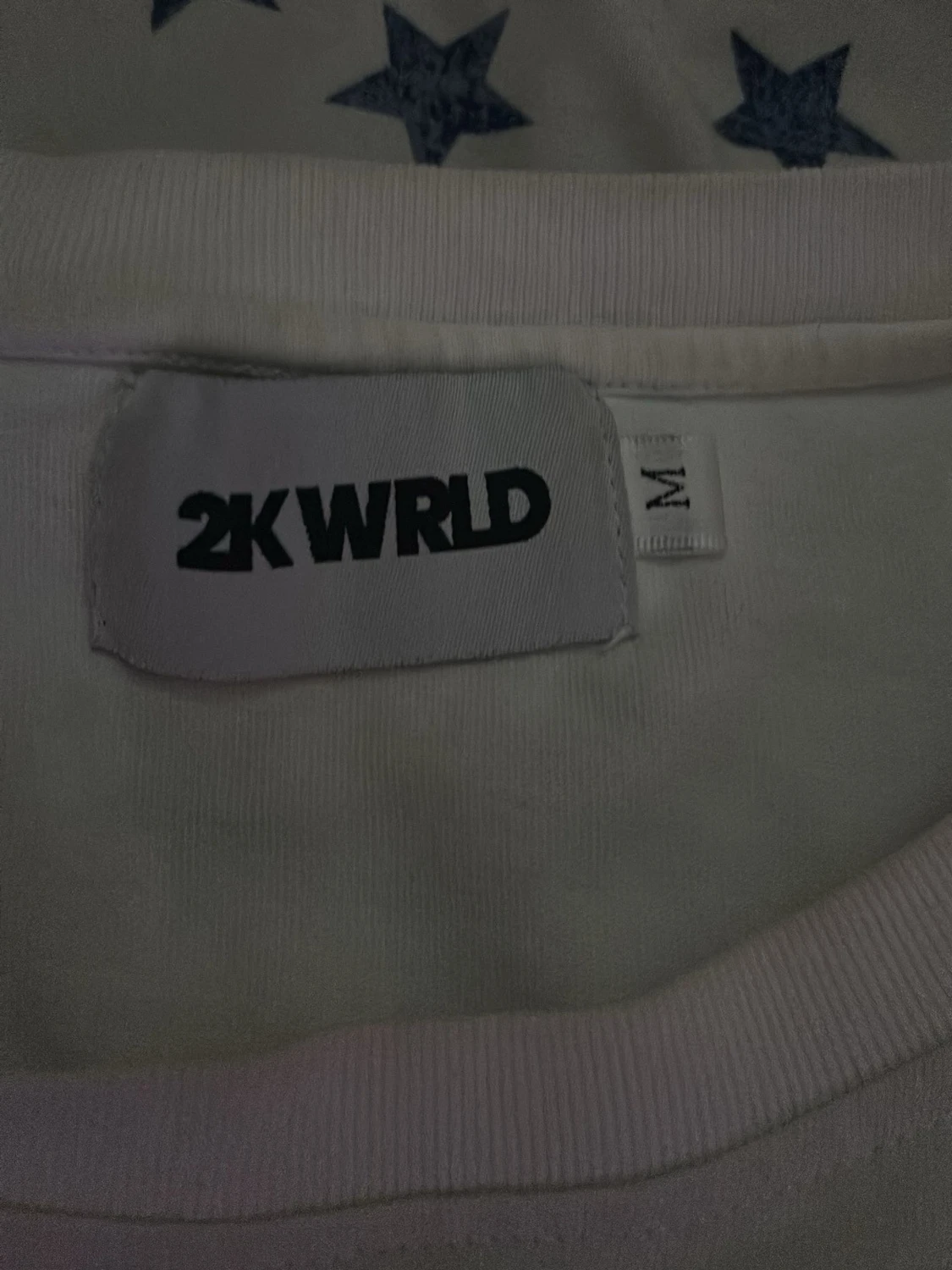 Vit t-shirt med tryck från 2K WRLD - 1